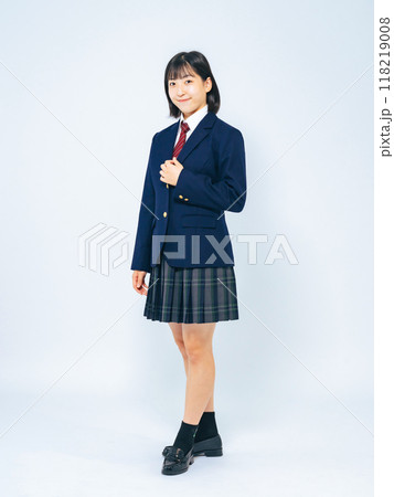 制服を着た女子学生の全身ポートレート 118219008