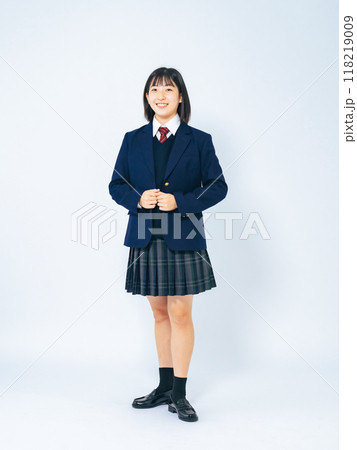 制服を着た女子学生の全身ポートレート 118219009