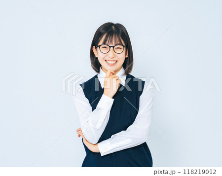 制服を着て眼鏡をかけた女子学生のポートレート 制服を着て眼鏡をかけた女子学生のポートレート 118219012