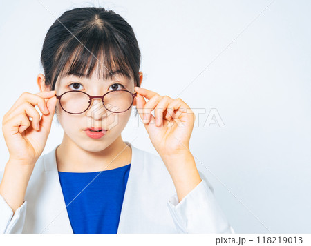 眼鏡をかけた女性のポートレート 眼鏡をかけた女性のポートレート 118219013