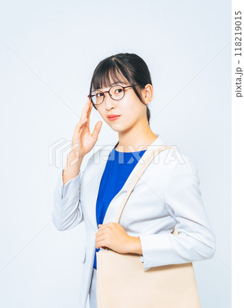 眼鏡をかけた女性のポートレート 眼鏡をかけた女性のポートレート 118219015