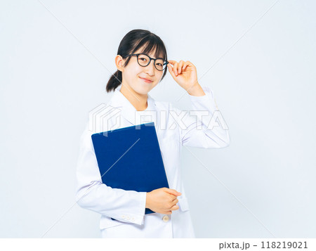 白衣を着た女性のポートレート 118219021