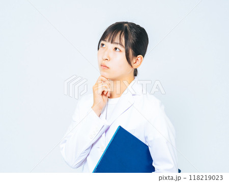 白衣を着て悩む女性のポートレート 118219023
