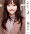 窓辺にいる若い女性 118219484