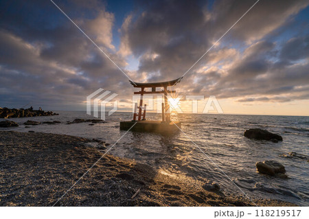北海道　神社　鳥居　海　　初山別　金比羅神社　夕日　夕焼け 118219517
