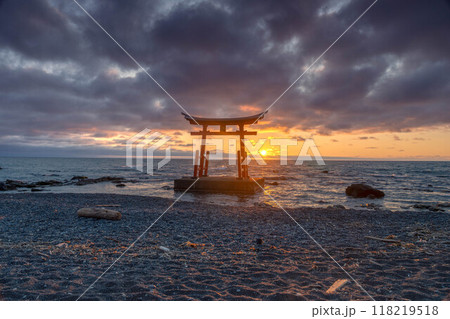 北海道 神社 鳥居 海 初山別 金比羅神社 夕日 夕焼け 北海道 神社 鳥居 海 初山別 金比羅神社 夕日 夕焼け 118219518
