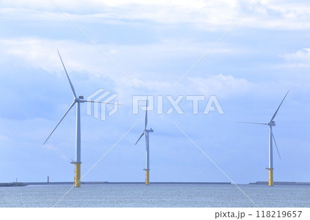 海岸沿いに並んだ風力発電（秋田県 潟上市） 118219657