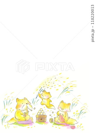 ススキを持ってお月見をする狐の家族のかわいい水彩風デフォルメイラスト ススキを持ってお月見をする狐の家族のかわいい水彩風デフォルメイラスト 118220013
