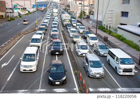 夕方の帰宅ラッシュで渋滞する幹線道路 118220056