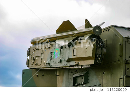 空を睨む陸上自衛隊の81式短距離地対空誘導弾 118220099