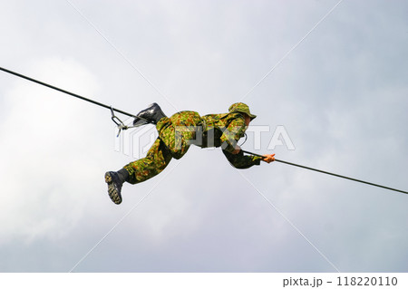 ロープ渡りを披露する陸上自衛隊レンジャー隊員 118220110