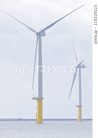 海岸沿いに並んだ風力発電 海岸沿いに並んだ風力発電 118220123
