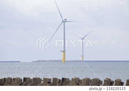 海岸沿いに並んだ風力発電 海岸沿いに並んだ風力発電 118220125