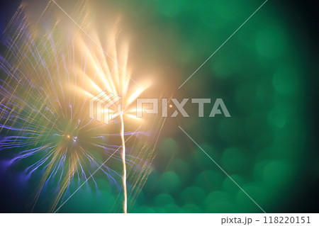 夜空を照らすイメージ花火 118220151
