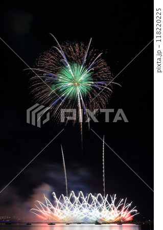 夜空に輝く花火(桑名 水郷花火大会 三重県 桑名市) 夜空に輝く花火(桑名 水郷花火大会 三重県 桑名市) 118220225