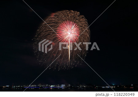 夜空に輝く花火(桑名 水郷花火大会 三重県 桑名市) 夜空に輝く花火(桑名 水郷花火大会 三重県 桑名市) 118220349