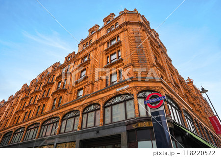 Harrods is a British luxury department store located on Brompton Road in Knightsbridge, London, England. 118220522