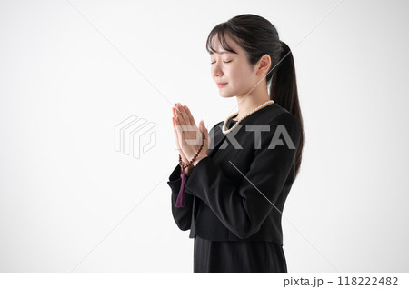 喪服を着た女性 118222482