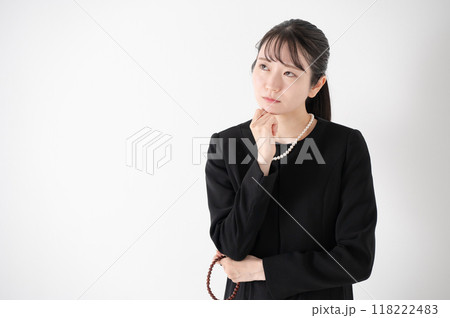 喪服を着た女性、悩む 118222483