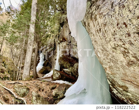 雪解け水が凍って氷結の滝に見える 雪解け水が凍って氷結の滝に見える 118222522