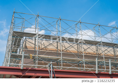 建設現場の鉄骨に設置した親綱支柱 建設現場の鉄骨に設置した親綱支柱 118223235