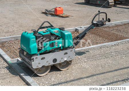 建設現場で地面を転圧するハンドガイドローラー 118223238