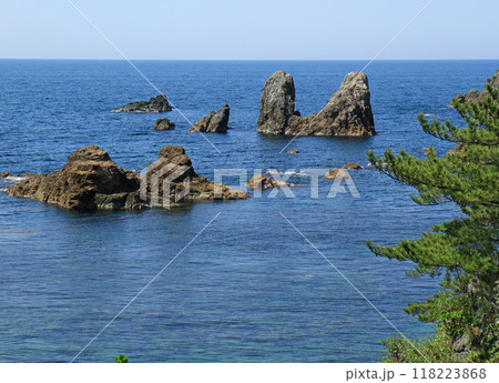 兵庫県の山陰海岸ジオパークの穴見海岸 118223868