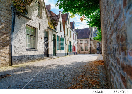 Charming narrow alley with traditional brick houses in Bruges, Belgium 118224599