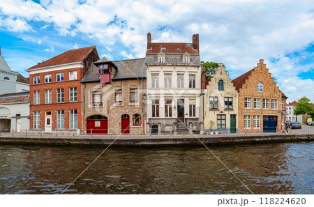 Scenic canal in Bruges, Belgium with colorful houses and blue sky Scenic canal in Bruges, Belgium with colorful houses and blue sky 118224620
