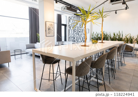 Picture of an office premises with modern furniture and design 118224941