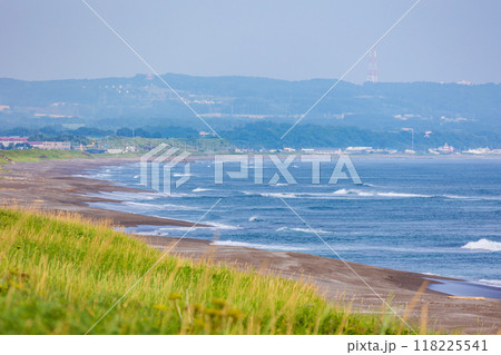 夏の北海道　オホーツク海沿岸　小清水原生花園　砂浜 118225541