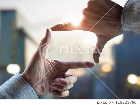 手で構図を考えるイメージ背景 手で構図を考えるイメージ背景 118225760