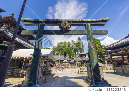寳山寺(宝山寺)　境内にあるおおきな鳥居 118225848