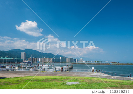 夏の琵琶湖大津港からの景観 夏の琵琶湖大津港からの景観 118226255