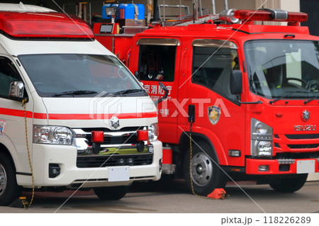 救急車と消防車 救急車と消防車 118226289