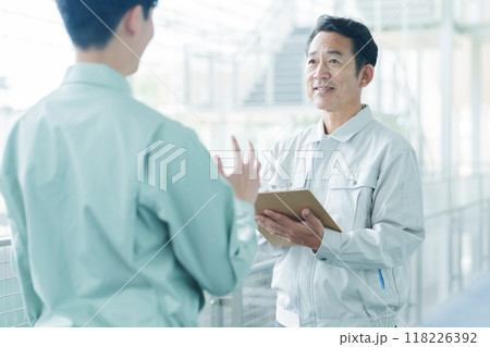 現場で打ち合わせをするエンジニア 現場で打ち合わせをするエンジニア 118226392