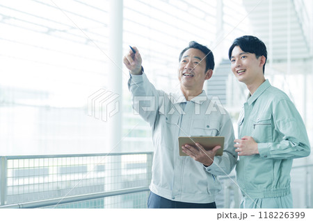 現場で打ち合わせをするエンジニア 118226399