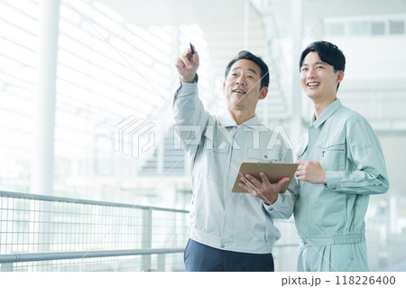 現場で打ち合わせをするエンジニア 118226400