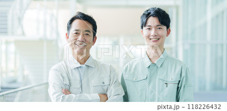 作業着を着たエンジニアのポートレート 118226432