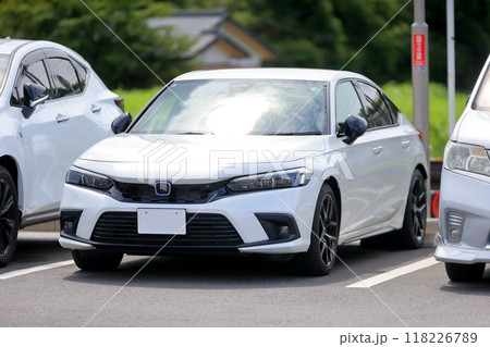 駐車場の乗用車 駐車場の乗用車 118226789