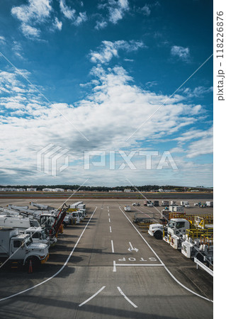 【千葉県】成田空港の滑走路と整備車両 118226876