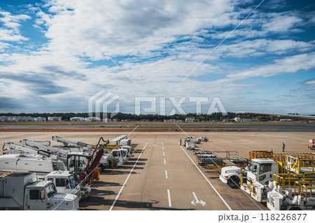 【千葉県】成田空港の滑走路と整備車両 【千葉県】成田空港の滑走路と整備車両 118226877