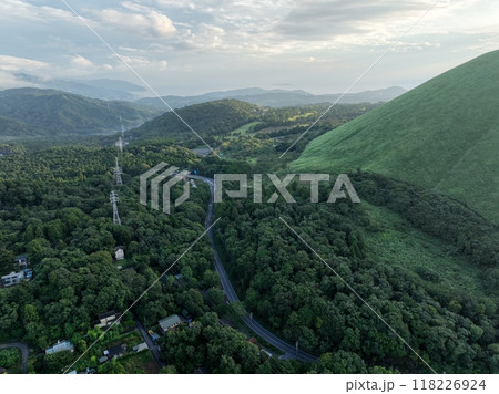 【静岡県・伊豆半島上空から空撮】 大室山と初島 【静岡県・伊豆半島上空から空撮】 大室山と初島 118226924