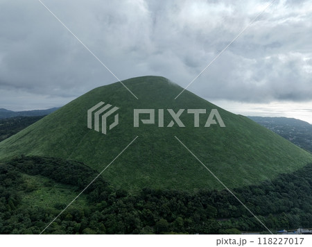 【伊豆半島上空から空撮】　伊豆半島の大室山 118227017