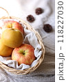 かごに入ったりんごとなし 118227030