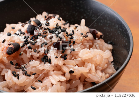 ごま塩がかかった赤飯のクローズアップ 118227036