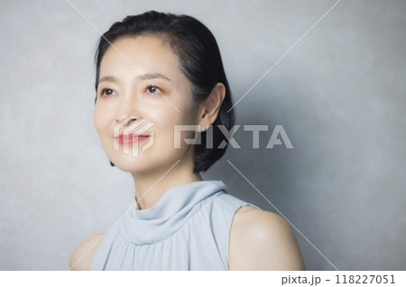 ドレスアップしたミドル女性 ドレスアップしたミドル女性 118227051