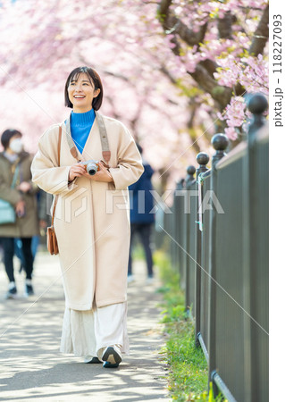 河津で旅行する女性 河津桜を見に来た観光客 河津で旅行する女性 河津桜を見に来た観光客 118227093