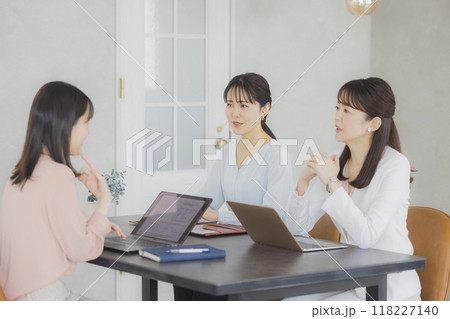 打ち合わせをする女性 118227140