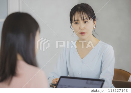 打ち合わせをする女性 118227148